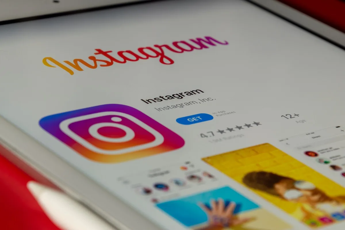Ein Tablet zeigt die Instagram-App mit Schriftzug und Logo