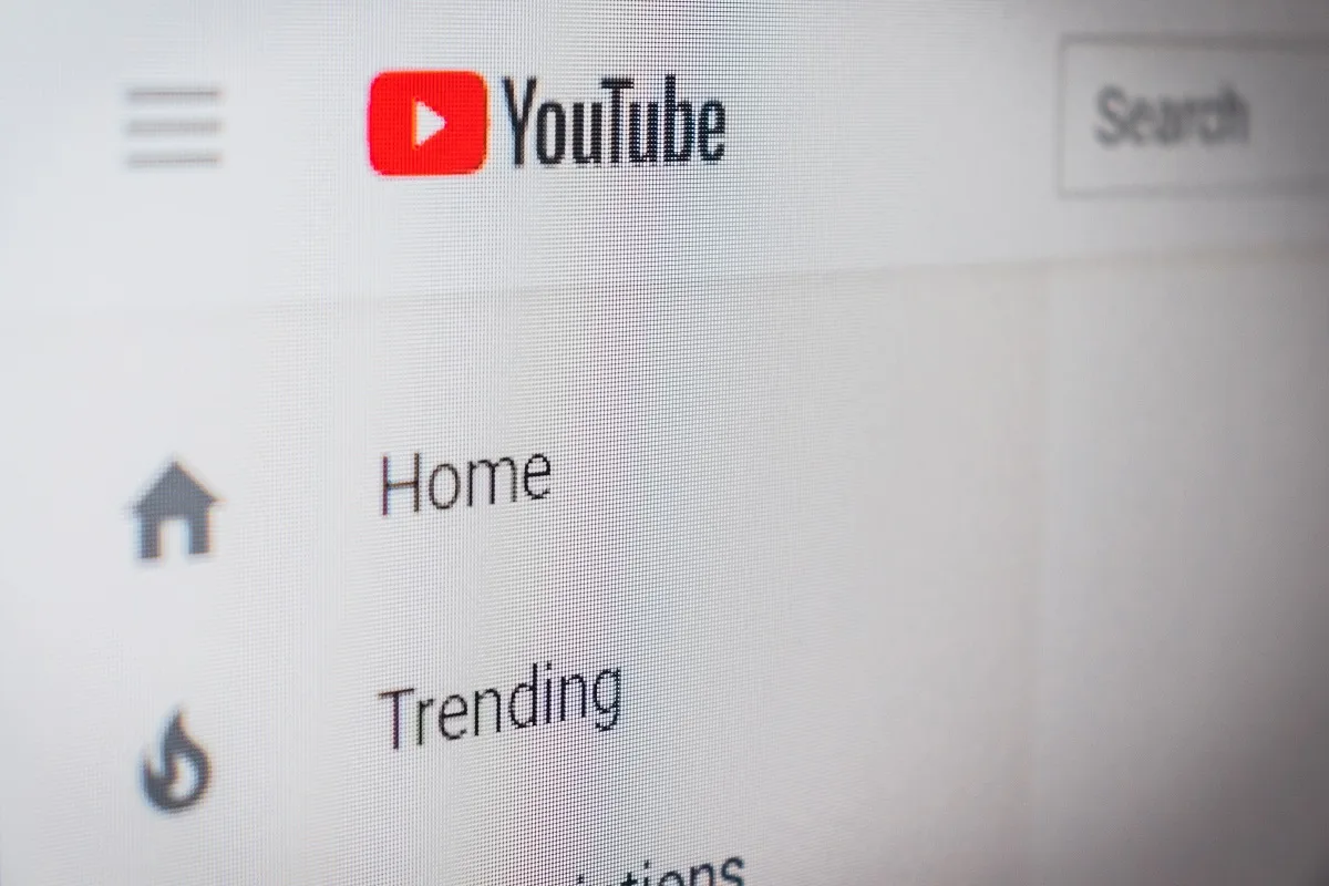 Bildschirmausschnitt der YouTube-Startseite mit den Einträgen „Home“ und „Trending“