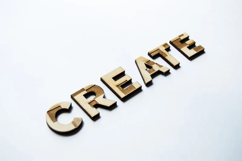 Holzbuchstaben, die das Wort „CREATE“ bilden