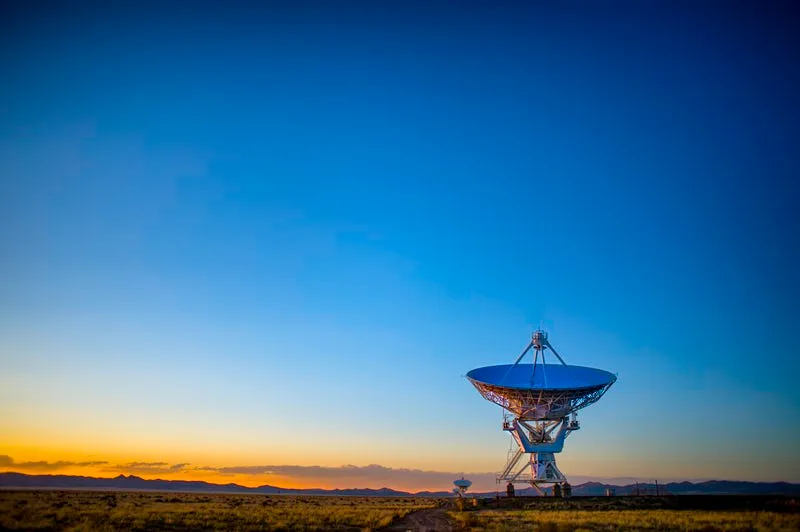 Eine Satellitenschüssel vor dem Abendhimmel