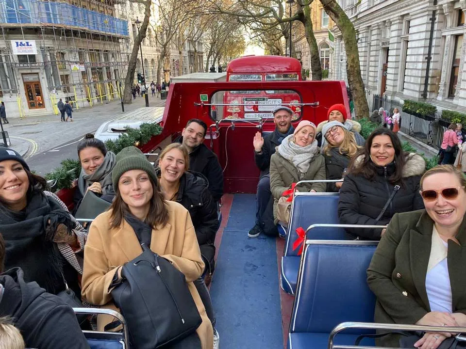 Das Yupik-Team auf dem Oberdeck eines roten Doppeldeckerbusses in London