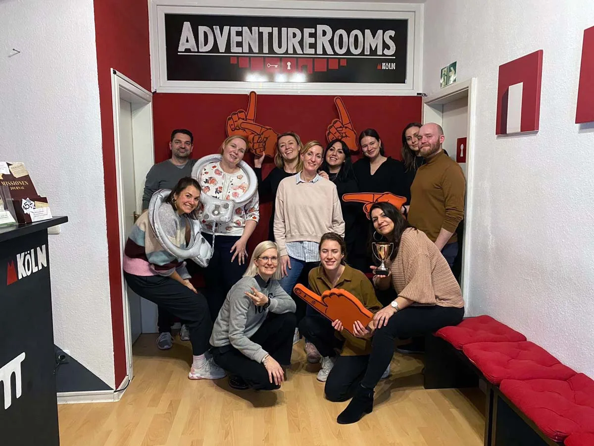 Gruppenfoto des Yupik-Teams vor dem Eingang eines Escape-Room-Anbieters