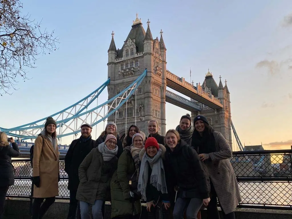 Das Yupik-Team in Wintermänteln vor der Tower Bridge in London