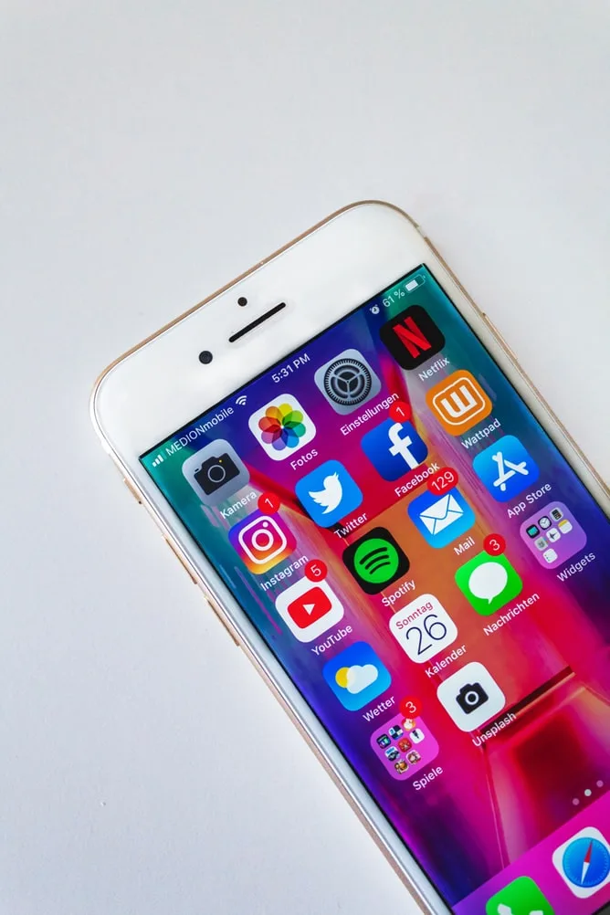Ein Smartphone zeigt eine Bildschirmseite voller Symbole sozialer Netzwerke