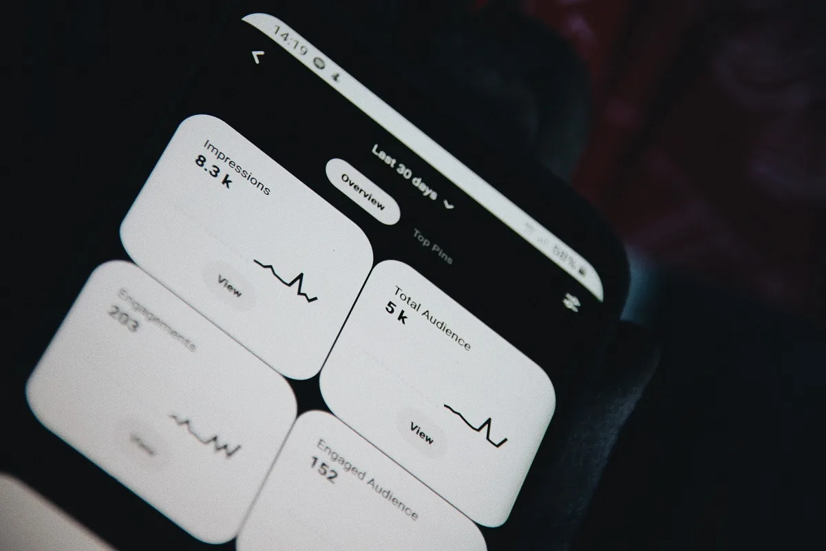 Auswertungen mit Liniendiagrammen auf einem Tablet vor dunklem Grund