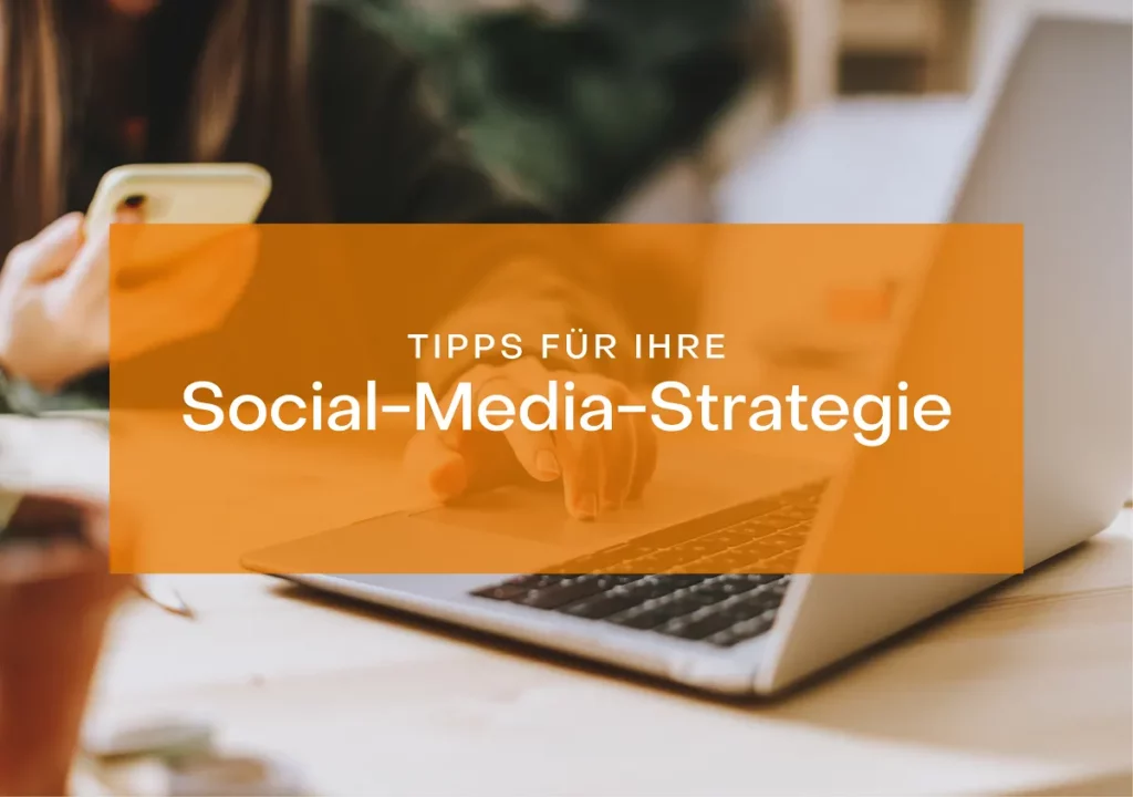 Jemand arbeitet an einem Laptop, darüber ein oranges Feld mit der Zeile „Tipps für Ihre Social-Media-Strategie“