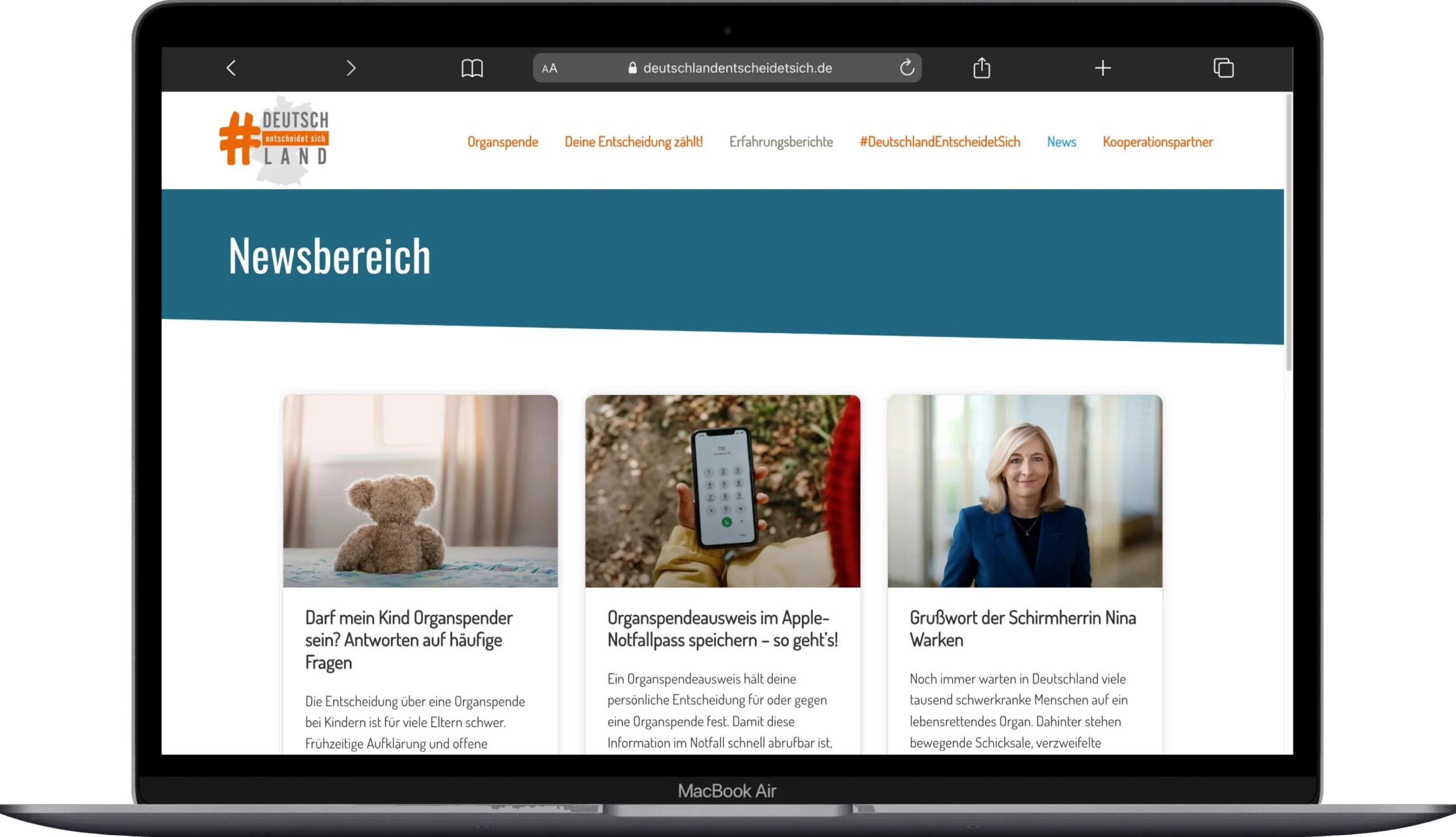 Die Kampagnenwebsite deutschlandentscheidetsich.de auf einem Notebook, geöffnet im Newsbereich mit drei Beiträgen