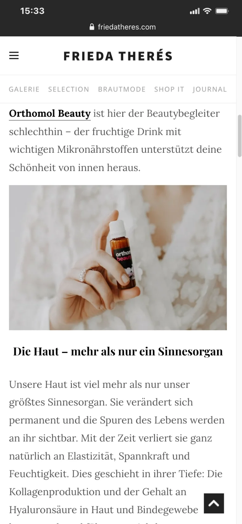 Beitrag im Magazin Frieda Therés: eine Hand mit einem Fläschchen Orthomol Beauty vor einem Spitzenkleid, darunter die Überschrift „Die Haut – mehr als nur ein Sinnesorgan“